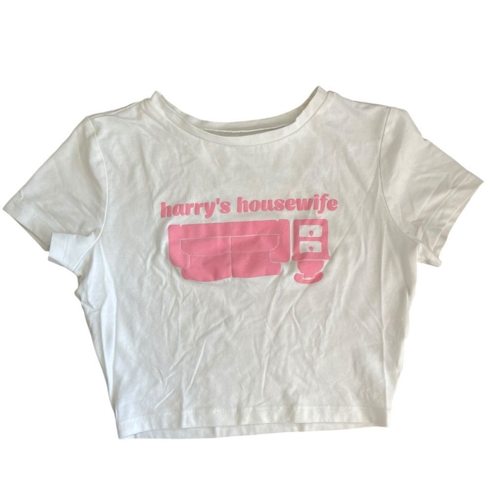 NWOT 🌷 harry’s housewife baby tee